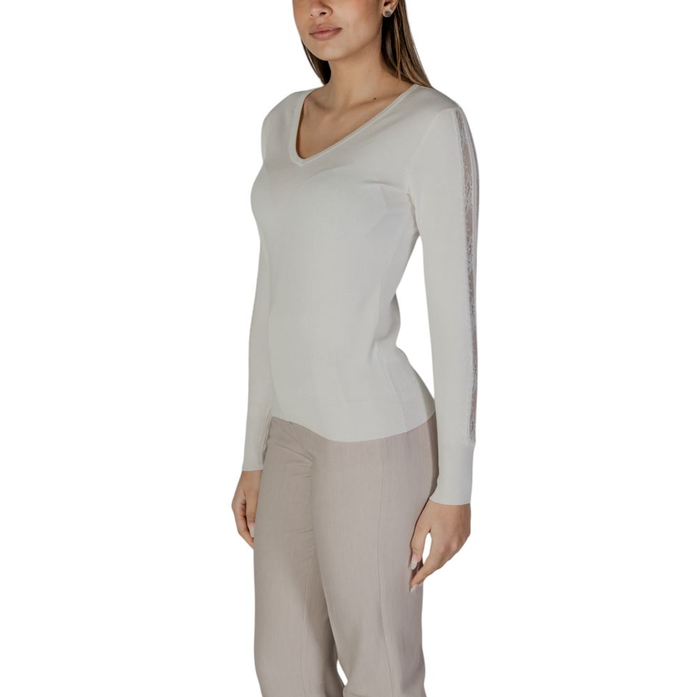 T-Shirt by Street One for women in strech viscose cream features an edgy silhouette, meticulously detailed with a sophisticated and for a truly edgy finish.
