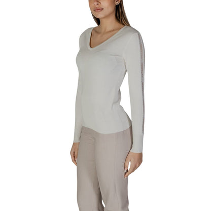T-Shirt by Street One for women in strech viscose cream features an edgy silhouette, meticulously detailed with a sophisticated and for a truly edgy finish.