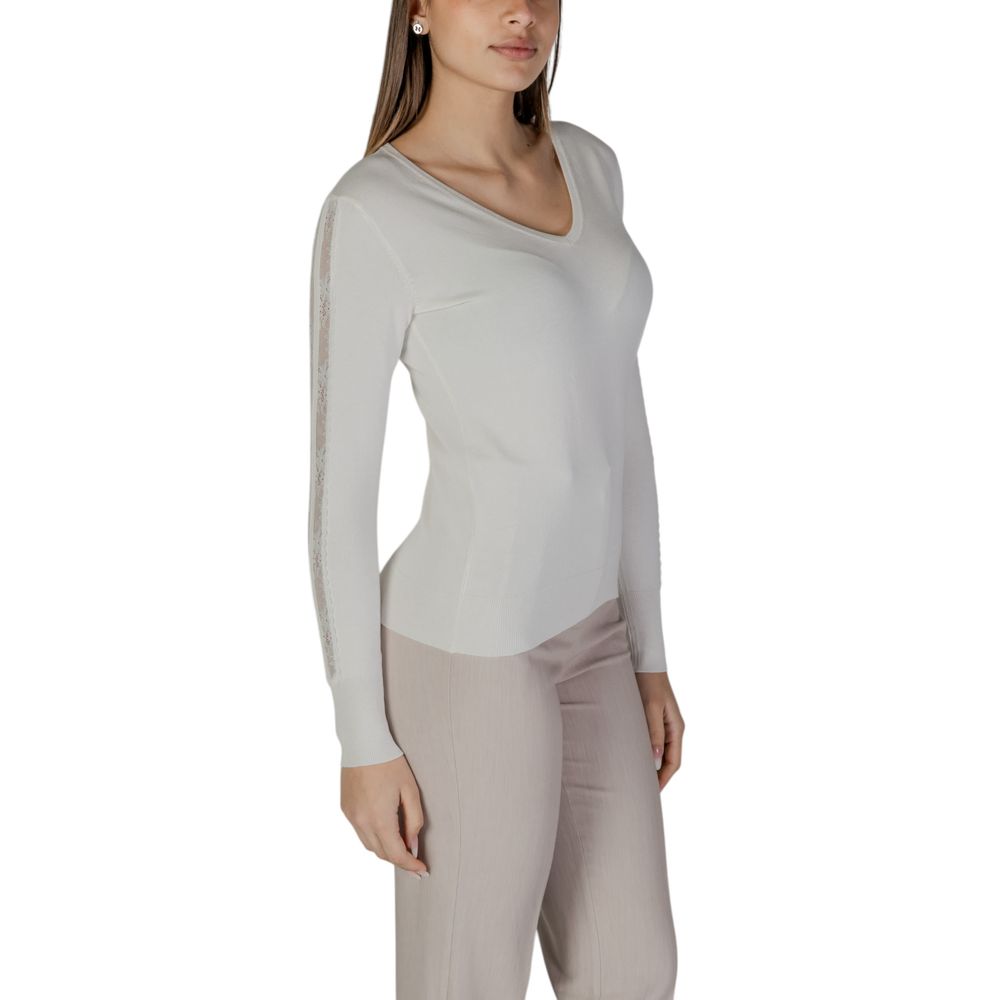 T-Shirt by Street One for women in strech viscose cream showcases a chic silhouette, artfully detailed with a chic and for a chic finish.