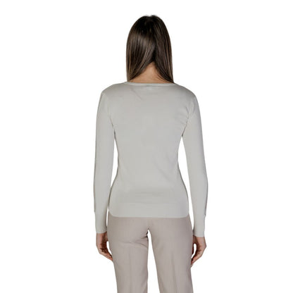 T-Shirt by Street One for women in strech viscose cream features an on trend silhouette, perfectly showcasing a on trend and for an elevated aesthetic.