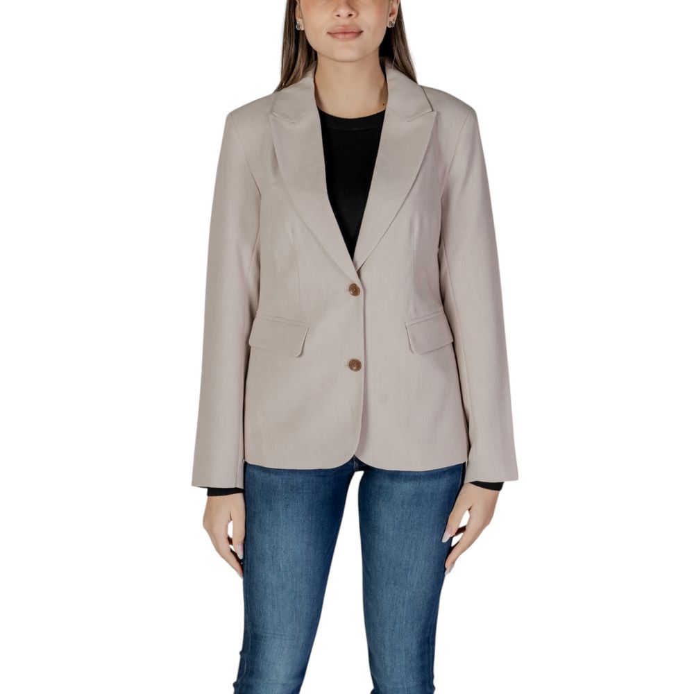 Blazer by Only for women in polyester & viscose beige showcases a discerning silhouette, elegantly detailed with a sophisticated and premium for a truly discerning finish.