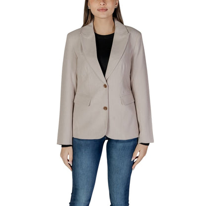Blazer by Only for women in polyester & viscose beige showcases a discerning silhouette, elegantly detailed with a sophisticated and premium for a truly discerning finish.