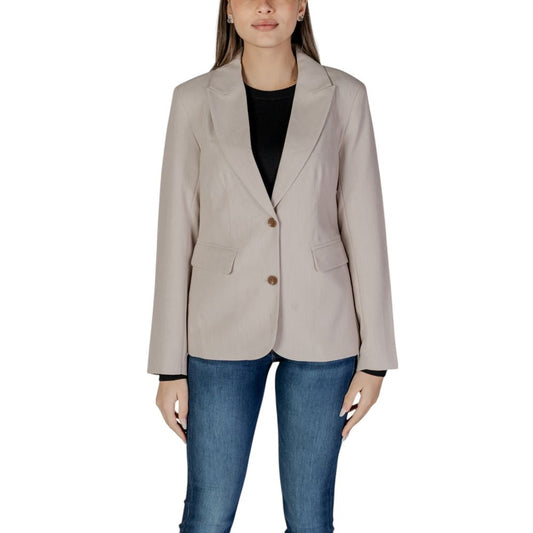 This Blazer by Only for women in stretch viscose polyester beige presents a tailored silhouette, meticulously tailored with a tailored and distinctive for a tailored finish.