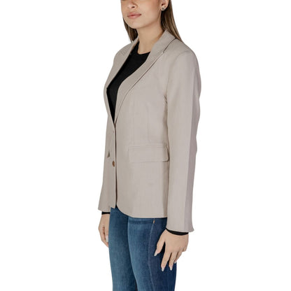 Blazer by Only for women in polyester & viscose beige features an sartorial silhouette, showcasing a sophisticated and sartorial for a truly sartorial finish.