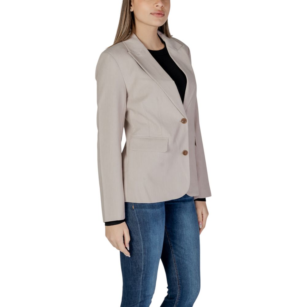 Blazer by Only for women in polyester & viscose beige features an stylish silhouette, showcasing a sophisticated and stylish for a truly stylish finish.