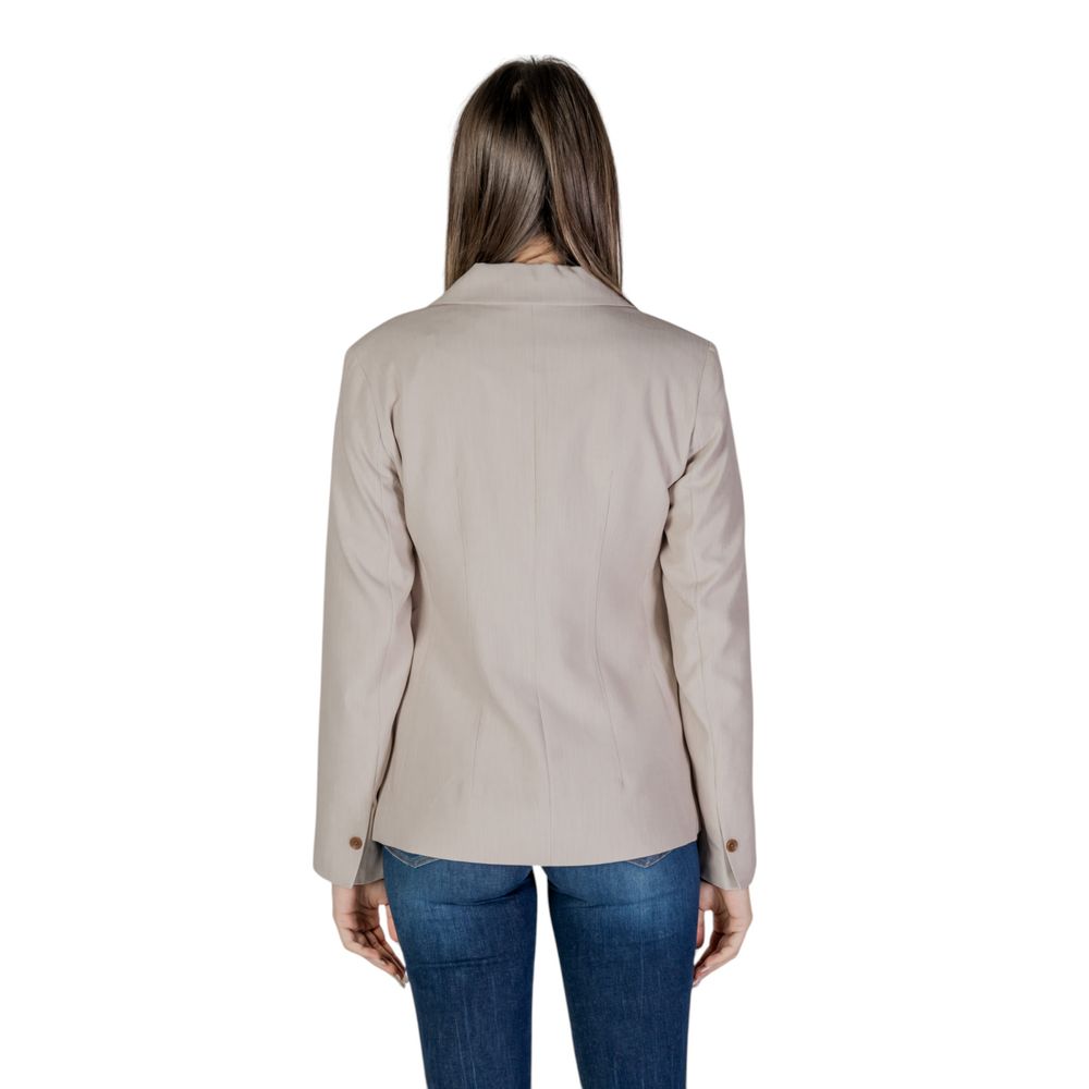 Blazer by Only for women in polyester & viscose beige presents a distinguished silhouette, detailed with a distinguished and distinctive for a truly sophisticated finish.
