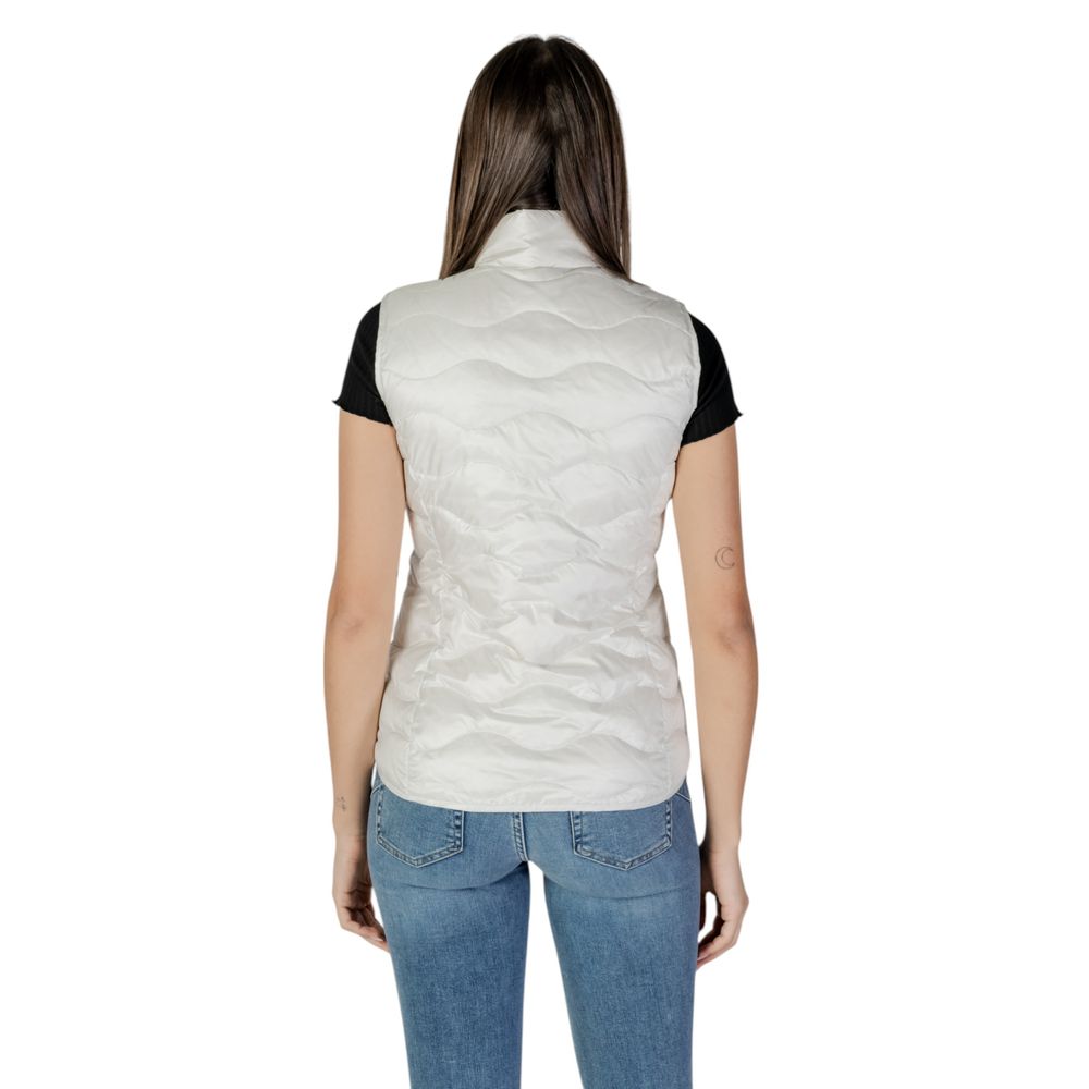 Vest by Blauer for women in polyamide white features a enviable silhouette, elegantly detailed with a enviable and functional for a enviable finish.
