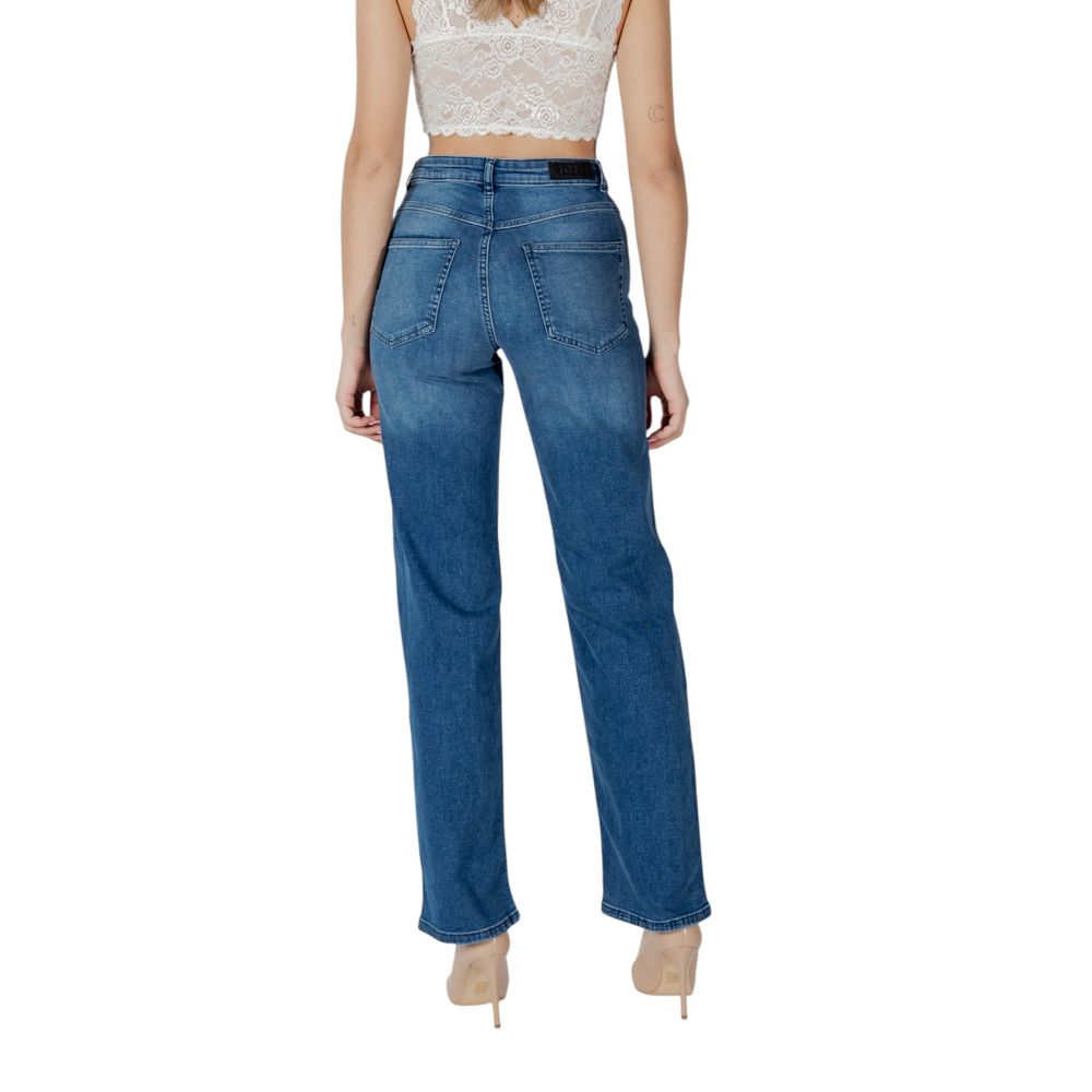 Jeans by ICHI for women in stretch denim cotton blue features an sartorial relaxed-fit & wide and with a cut for a sartorial finish.