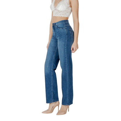 Jeans by ICHI for women in stretch denim cotton blue features an sophisticated and relaxed-fit & wide with a precise , creating a sophisticated and sophisticated silhouette.