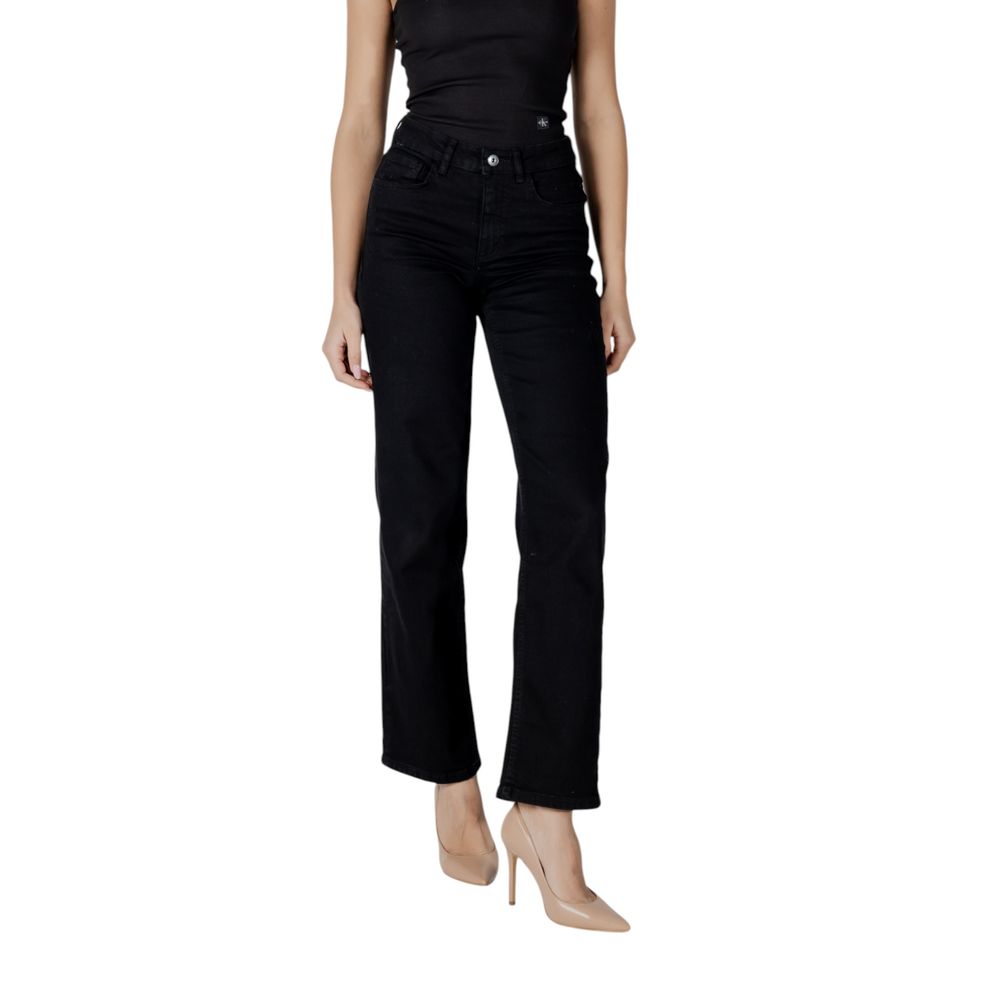 Jeans by ICHI for women in stretch denim cotton black features an sophisticated and relaxed-fit & wide with a precise , creating a sophisticated and sophisticated silhouette.