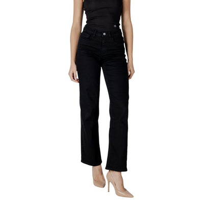 Jeans by ICHI for women in stretch denim cotton black features an sophisticated and relaxed-fit & wide with a precise , creating a sophisticated and sophisticated silhouette.