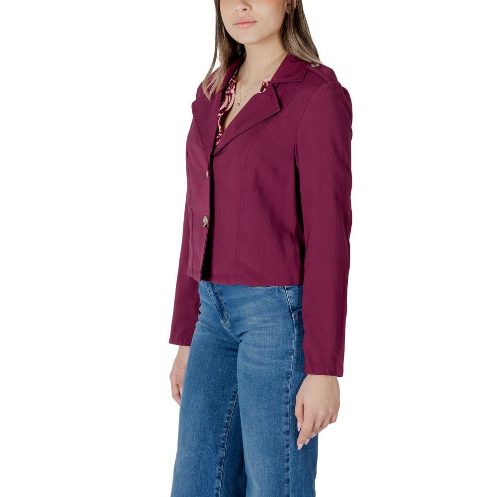 This Parka by Street One for women in polyester & viscose purple presents a enveloping silhouette, meticulously detailed with lightweight and a enveloping lapel notch-lapel neckline.