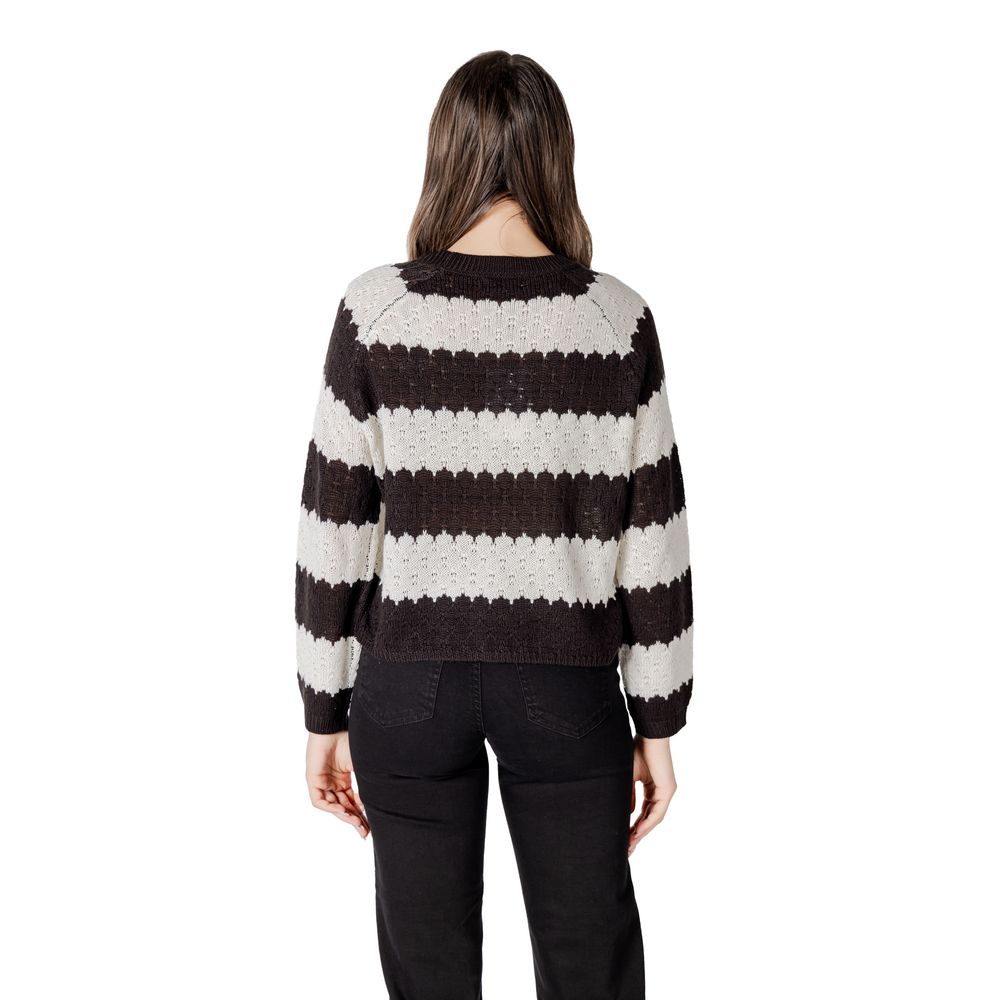Sweatshirt by Jacqueline De Yong for women in marabou black & white features an enviable silhouette, showcasing a premium and refined for a truly enviable finish.