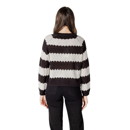 Sweatshirt by Jacqueline De Yong for women in marabou black & white features an enviable silhouette, showcasing a premium and refined for a truly enviable finish.