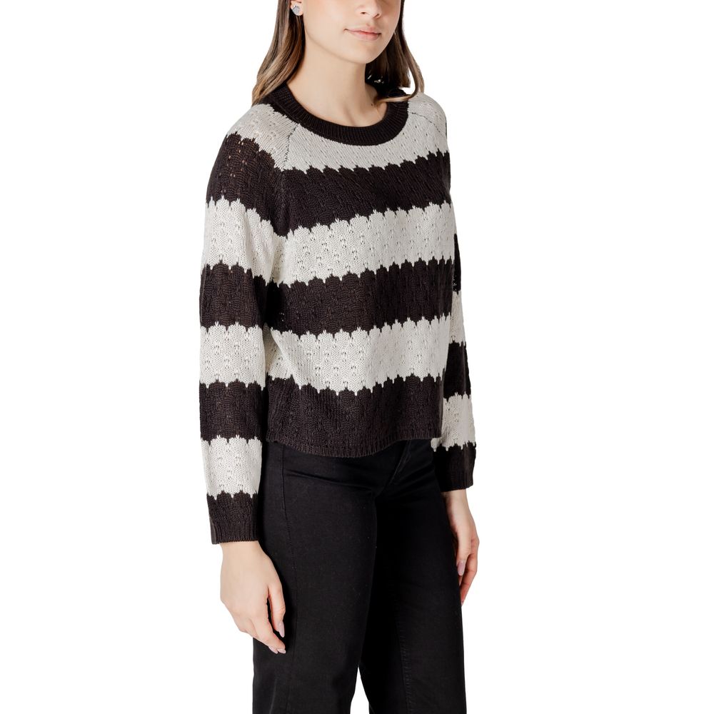 Sweatshirt by Jacqueline De Yong for women in marabou black & white features an provocated silhouette, detailed with a provocated and a refined for a sophisticated aesthetic.