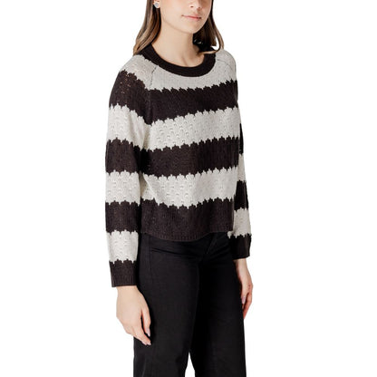 Sweatshirt by Jacqueline De Yong for women in marabou black & white features an provocated silhouette, detailed with a provocated and a refined for a sophisticated aesthetic.