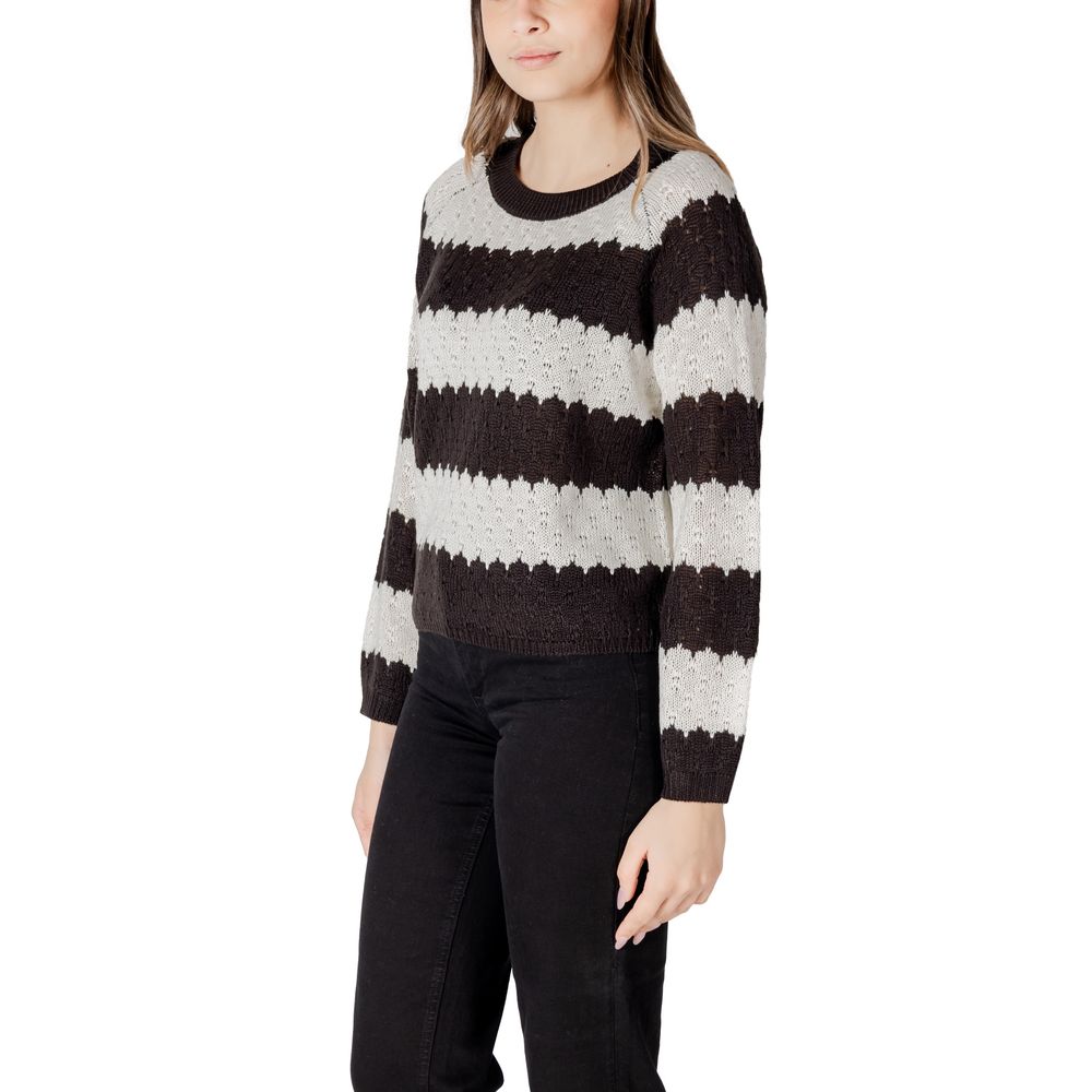 Sweatshirt by Jacqueline De Yong for women in marabou black & white features a unrivaled silhouette with a refined and unrivaled detailing for a sophisticated look.