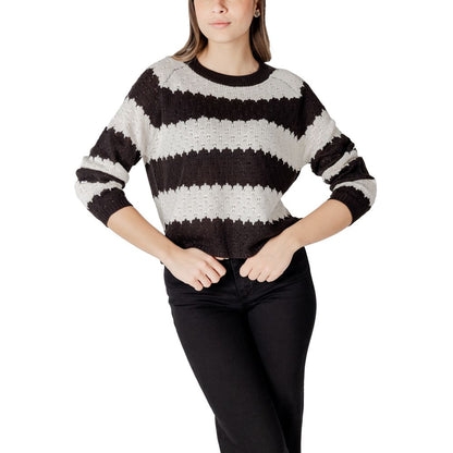 Sweatshirt by Jacqueline De Yong for women in marabou black & white features an magnificent silhouette, showcasing a sophisticated and detail for a truly magnificent finish.