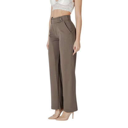 Trousers by Street One for women in stretch polyamide & viscose brown features a sculptural silhouette, showcasing a sculptural straight-leg & regular-fit and long with a sophisticated high rise for a sculptural finish.