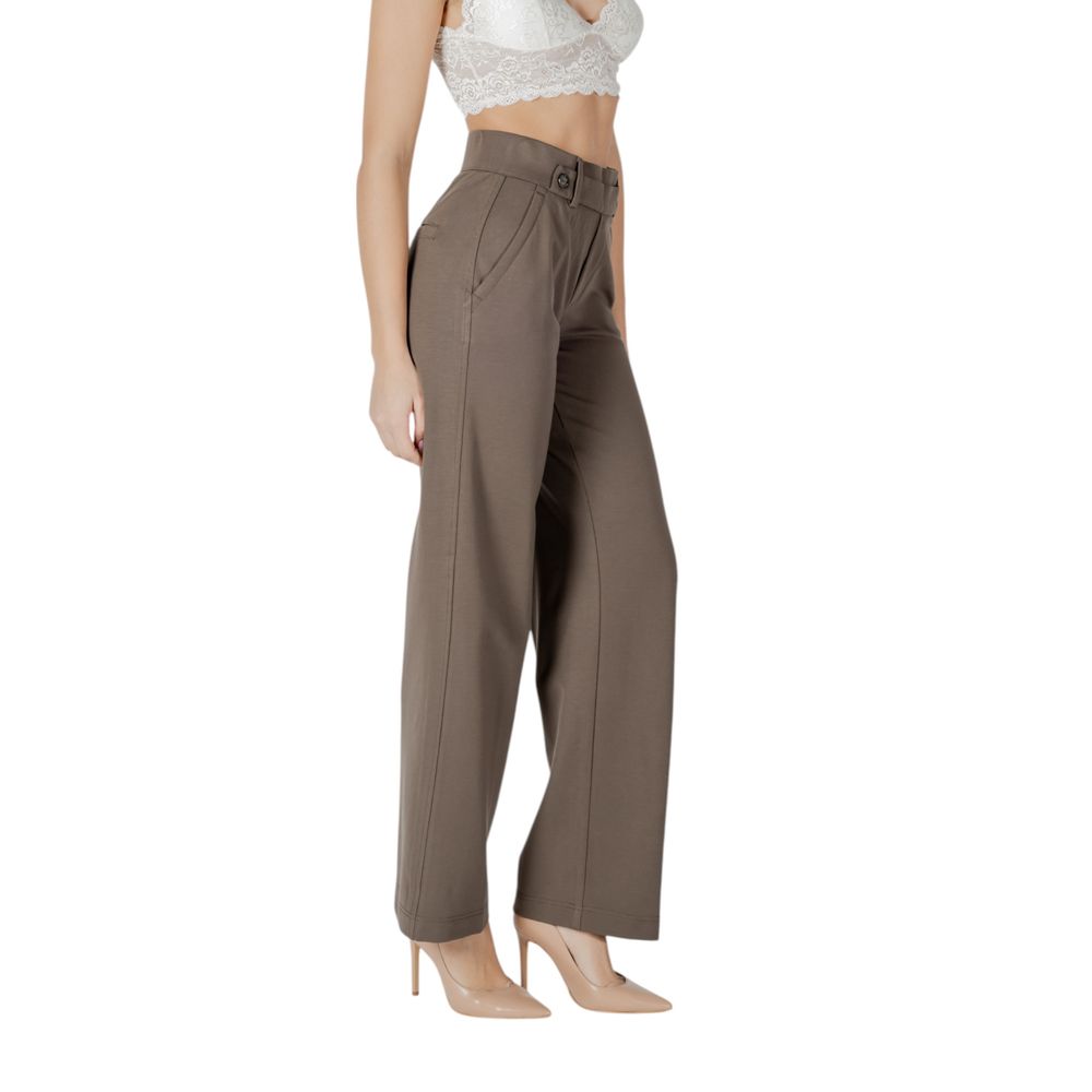 Trousers by Street One for women in stretch polyamide & viscose brown features an sartorial silhouette, showcasing a precise straight-leg & regular-fit and long with a sartorial high rise for a refined look.