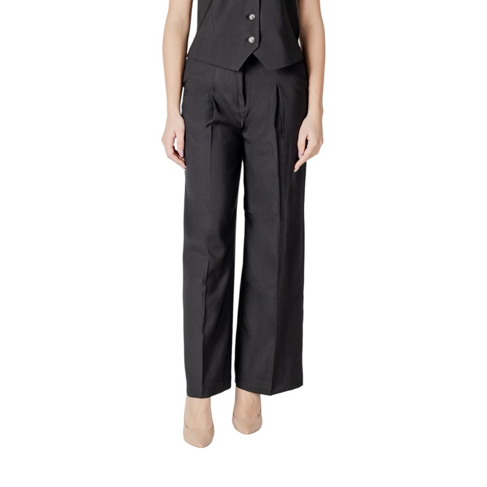 Trousers by ICHI for women in stretch polyester black features a tailored silhouette with a tailored straight-leg & wide, defined by its long and a sophisticated .