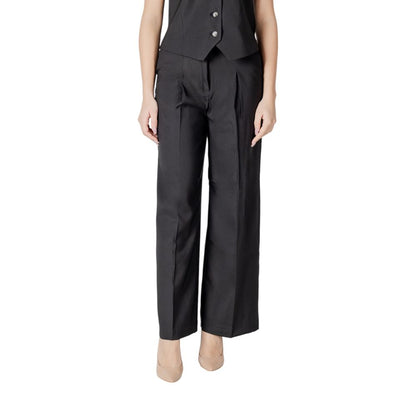 Trousers by ICHI for women in stretch polyester black features a tailored silhouette with a tailored straight-leg & wide, defined by its long and a sophisticated .