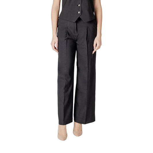 Trousers by ICHI for women in stretch polyester black features a tailored silhouette with a tailored straight-leg & wide, defined by its long and a sophisticated .