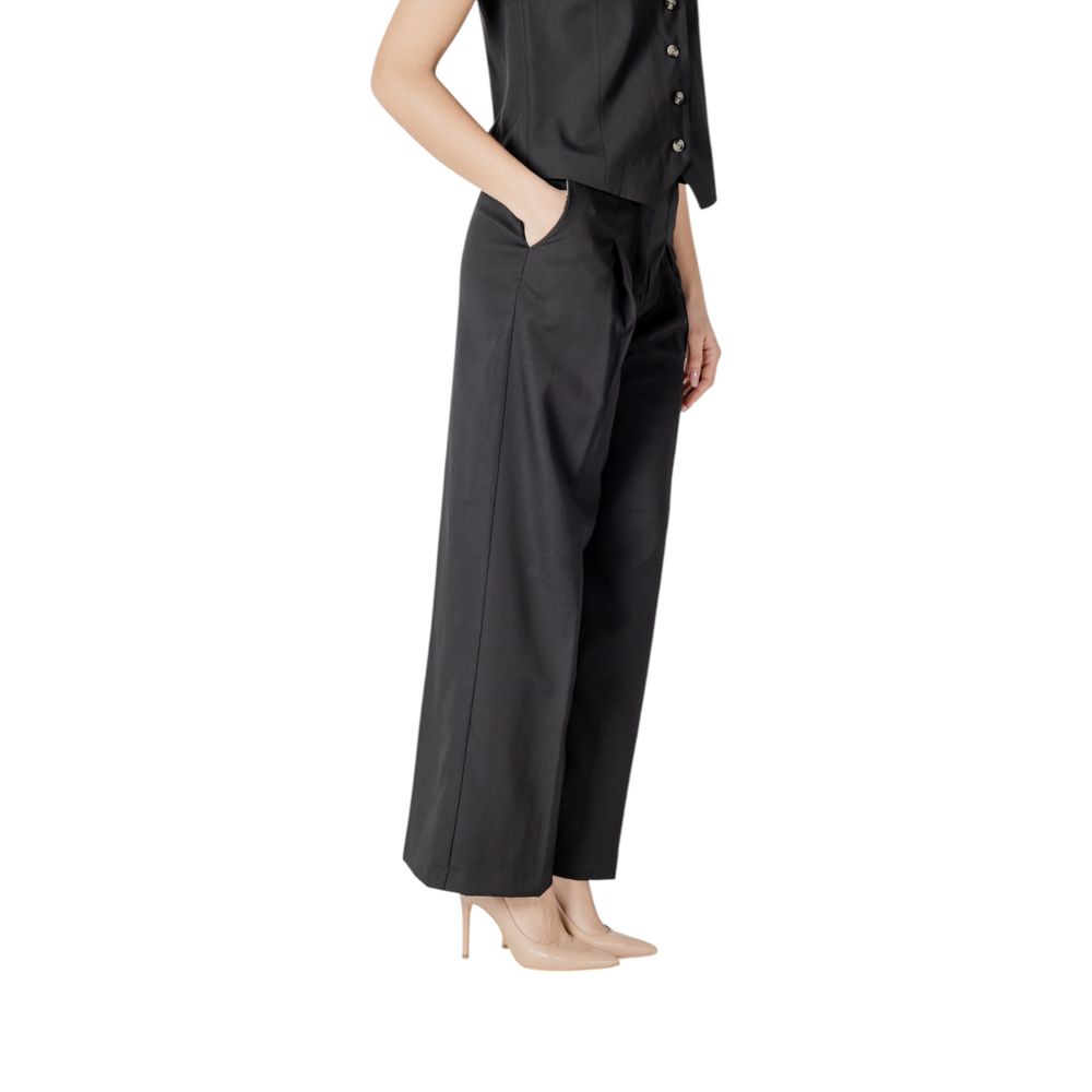 Trousers by ICHI for women in stretch polyester black presents a perennial silhouette, meticulously tailored with a straight-leg & wide cut, long finish, and an elegant .