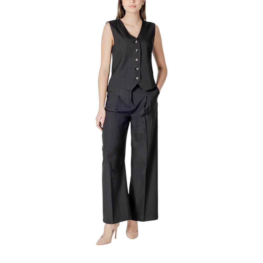 Trousers by ICHI for women in stretch polyester black features a artisanal silhouette, showcasing a sophisticated straight-leg & wide with a long and for a artisanal finish.