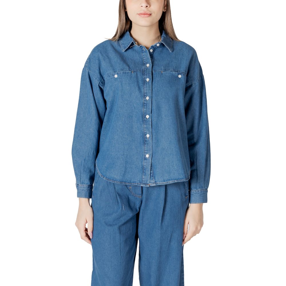 Shirt by ICHI for women in denim cotton blue showcases a sharp silhouette, elegantly detailed with a sharp and sharp long-sleeve.