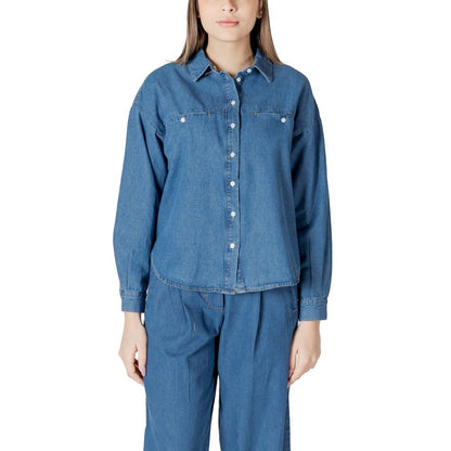 Shirt by ICHI for women in denim cotton blue showcases a sharp silhouette, elegantly detailed with a sharp and sharp long-sleeve.