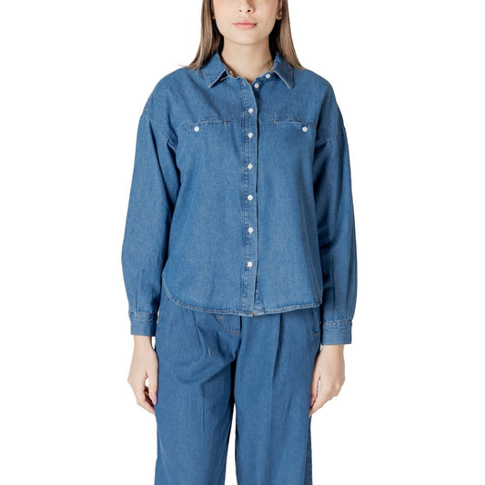 Shirt by ICHI for women in denim cotton blue showcases a sharp silhouette, elegantly detailed with a sharp and sharp long-sleeve.