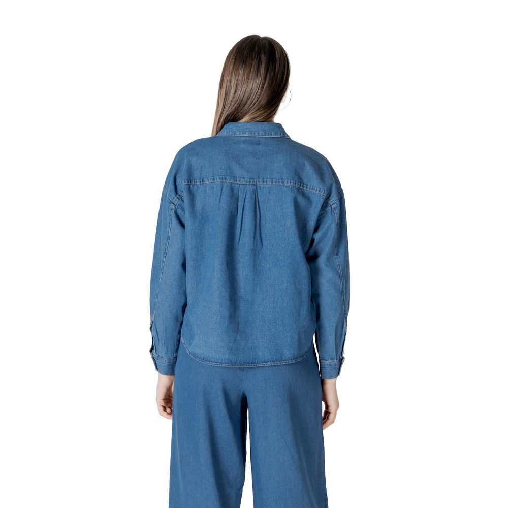 Shirt by ICHI for women in denim cotton blue presents a discerning silhouette, showcasing a sophisticated and for a truly discerning finish.