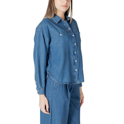 Shirt by ICHI for women in denim cotton blue features an architectural silhouette with a refined and elegant for a architectural look.