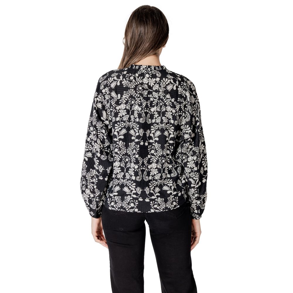 Shirt by ICHI for women in polyamide viscose black & floral presents a discerning silhouette, showcasing a sophisticated mandarin neckline and for a truly discerning finish.