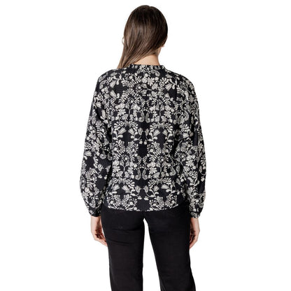 Shirt by ICHI for women in polyamide viscose black & floral presents a discerning silhouette, showcasing a sophisticated mandarin neckline and for a truly discerning finish.