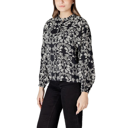 Shirt by ICHI for women in polyamide viscose black & floral showcases a sublime silhouette, artfully detailed with a sublime mandarin neckline and for a sophisticated, sublime finish.