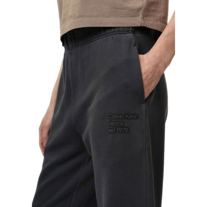Activewear Jogger Pants by Calvin Klein Jeans for women in cotton gray features an ergonomic relaxed-fit and with a ergonomic long, showcasing innovative for a ergonomic look.