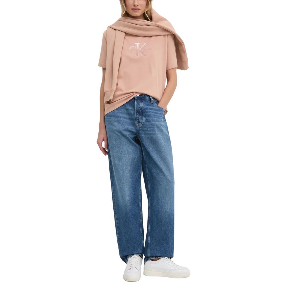 Jeans by Calvin Klein Jeans for women in denim cotton blue features an sartorial regular-fit & mom and long with a cut for a sartorial finish.