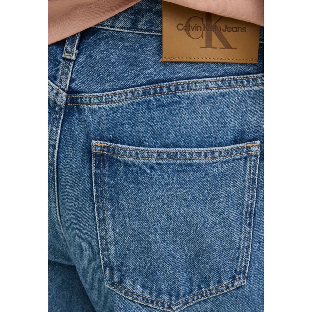 Jeans by Calvin Klein Jeans for women in denim cotton blue features a refined silhouette with a refined regular-fit & mom, defined by a and a refined long for a refined finish.