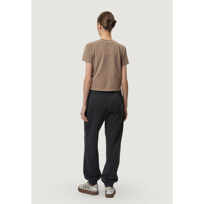 Activewear Jogger Pants by Calvin Klein Jeans for women in cotton gray features a versatile silhouette, integrating performance with a versatile relaxed-fit, long, and comfortable .