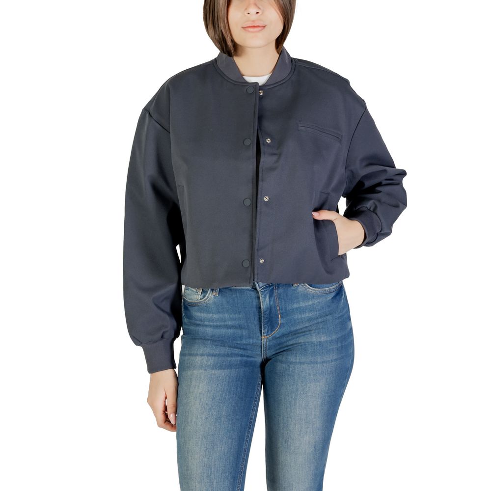 This Bomber Jacket by Calvin Klein Jeans for women in stretch polyester gray exhibits a edgy silhouette, meticulously detailed with functional and a edgy for a edgy finish.
