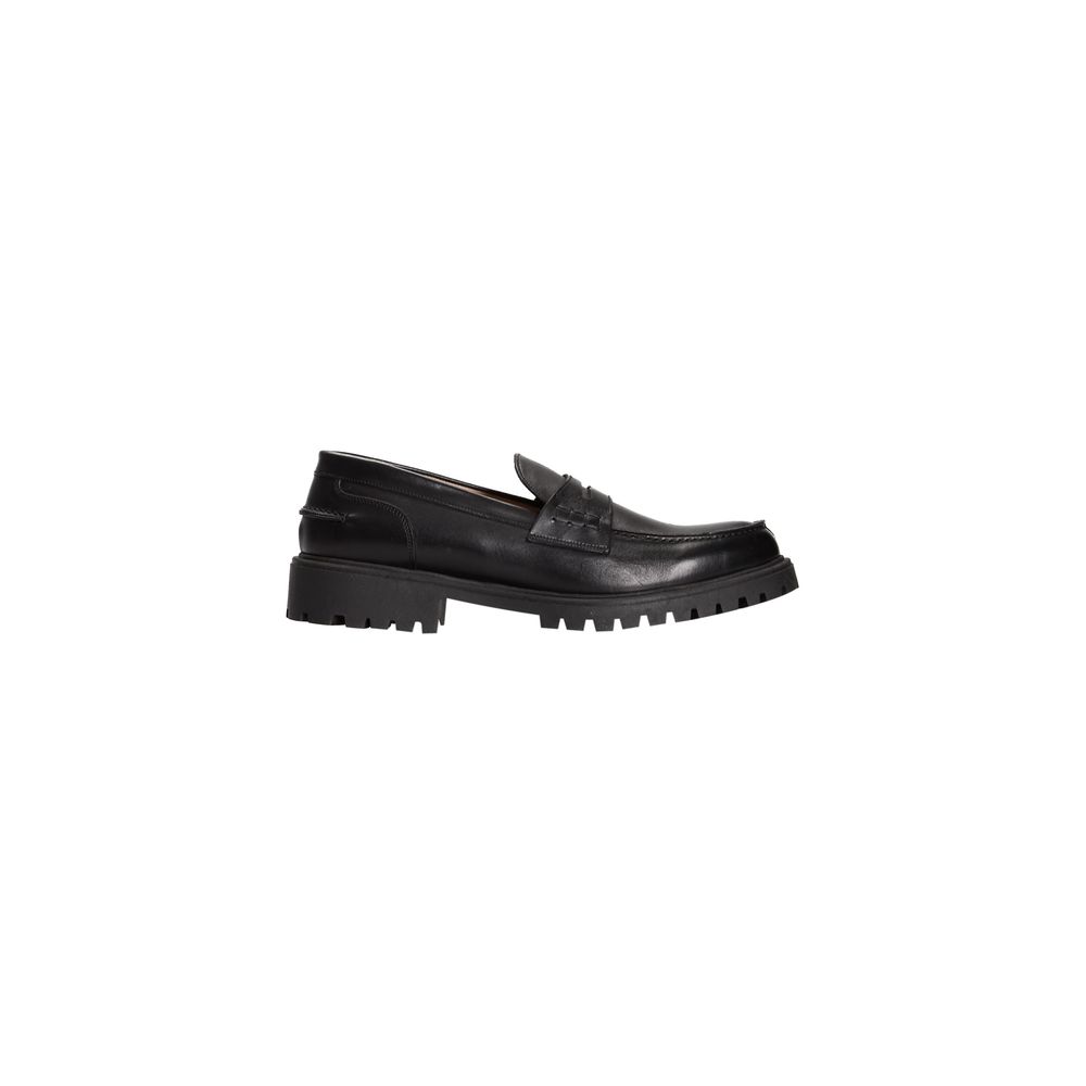 This Moccasin Moccasins Loafer Loafers Slip-On Shoes by Roberto Pepe Luxury for men in calfskin black features an timeless silhouette from the Men's Calfskin Moccasin Moccasins Loafer Loafers Slip-On Shoes collection, defined by a sophisticated and elegant .