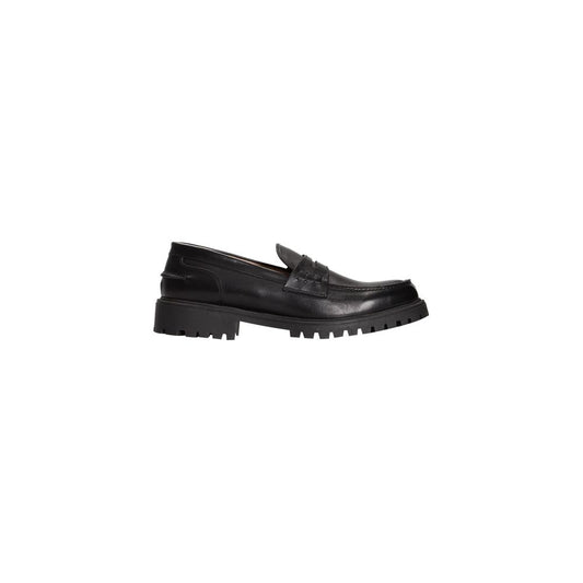 This Moccasin Moccasins Loafer Loafers Slip-On Shoes by Roberto Pepe Luxury for men in calfskin black features an timeless silhouette from the Men's Calfskin Moccasin Moccasins Loafer Loafers Slip-On Shoes collection, defined by a sophisticated and elegant .