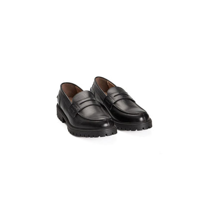 Moccasin Moccasins Loafer Loafers Slip-On Shoes by Roberto Pepe Luxury for men in calfskin black features an timeless silhouette from the Men's Calfskin Moccasin Moccasins Loafer Loafers Slip-On Shoes collection, defined by a timeless and for a timeless look.