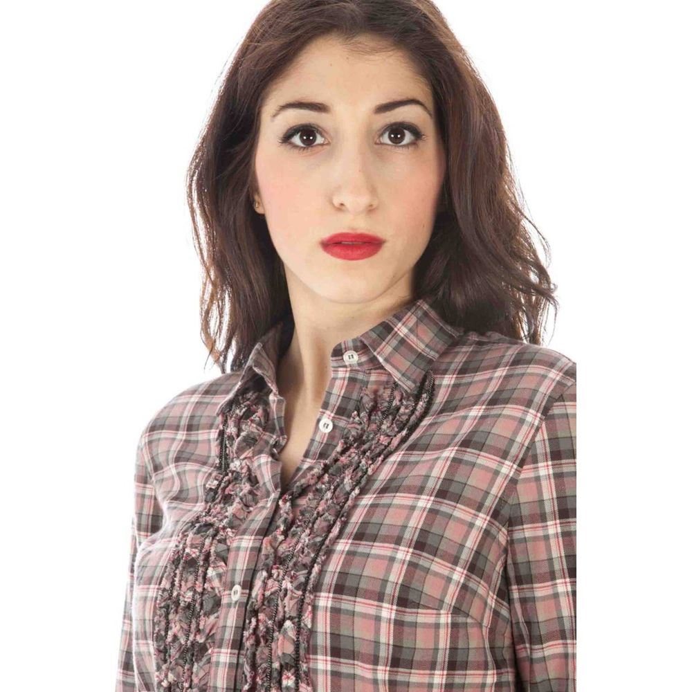 Shirt by Fred Perry for women in cotton pink showcases a sleek silhouette, elegantly detailed with a sleek and for a sleek finish.