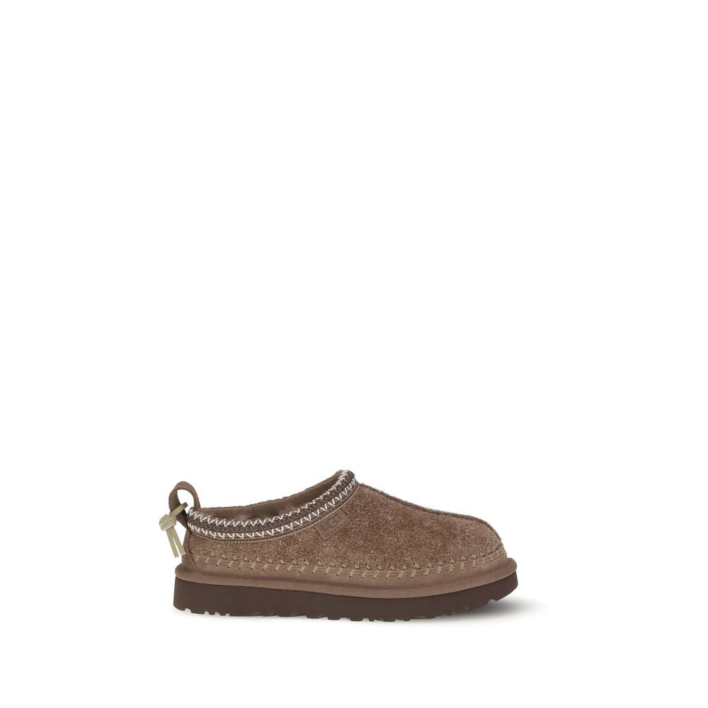 Mules Flat Shoes by UGG for women in suede leather & rubber brown showcases a sculptural silhouette as part of the Women's Suede Leather & Rubber Mules Flat Shoes collection, defined by a sculptural and for a sculptural look.