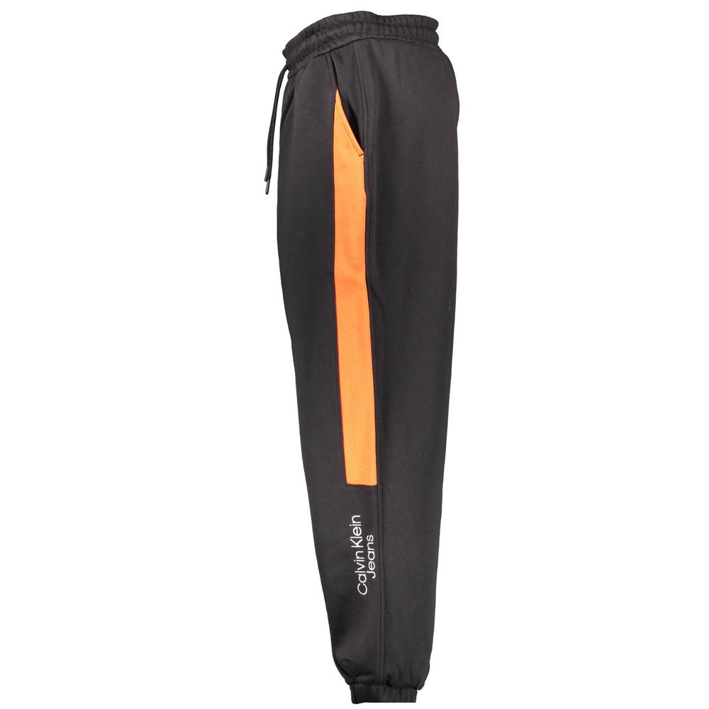 Pants by Calvin Klein for men in cotton black features a utilitarian with a utilitarian long and to create a sophisticated, premium look.