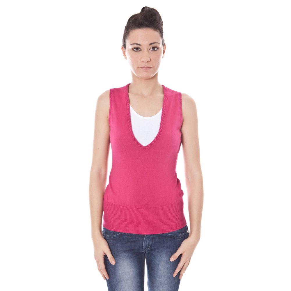 Vest by Datch for women in cotton pink showcases a utilitarian silhouette, artfully incorporating and a utilitarian for a truly utilitarian finish.