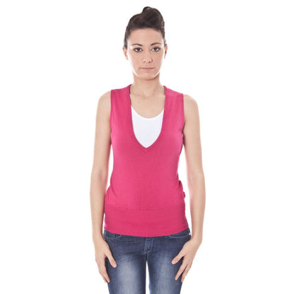 Vest by Datch for women in cotton pink showcases a utilitarian silhouette, artfully incorporating and a utilitarian for a truly utilitarian finish.